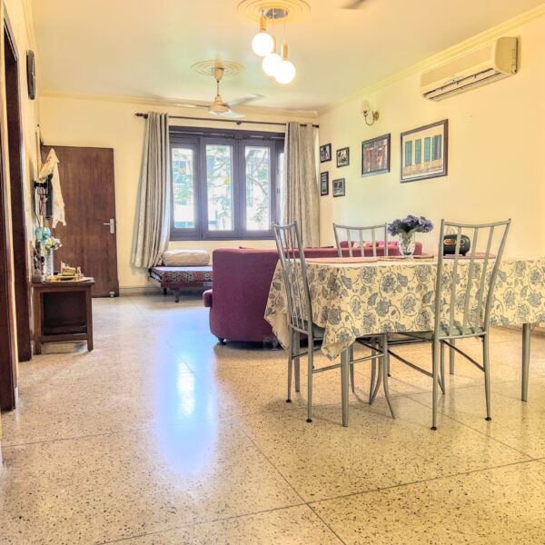 Deluxe room with lawn view - Image 10