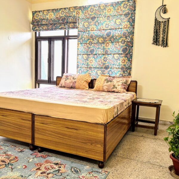 Deluxe room with porch and lawn view - Image 4